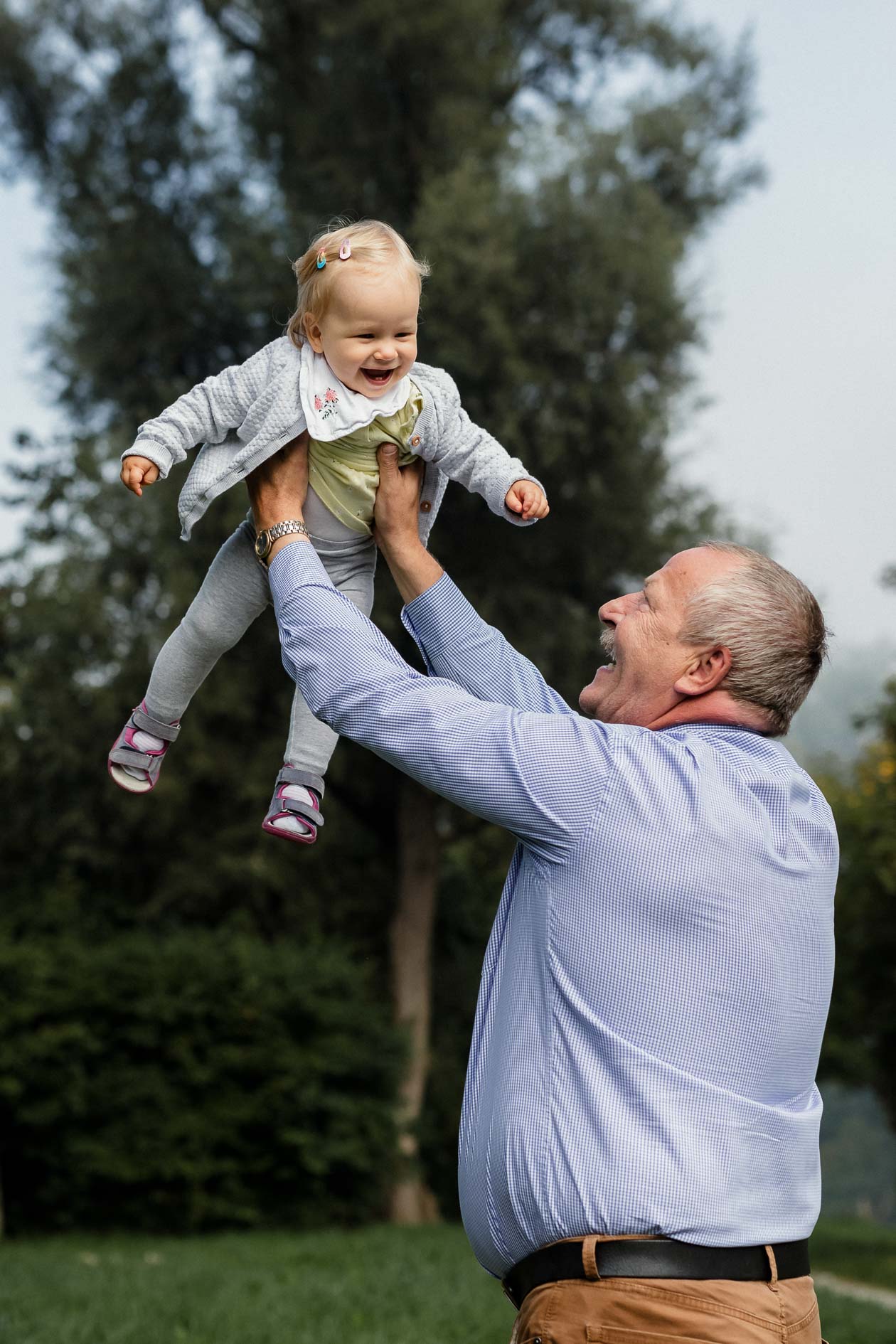 , Familienfotografin Südbayern für echte Momente und Erinnerungen, Babybauch, Familien, Neugeborene durch alle Generationen Neugeborenenfotografie, Babybauchfotografie, Familienfotografie,