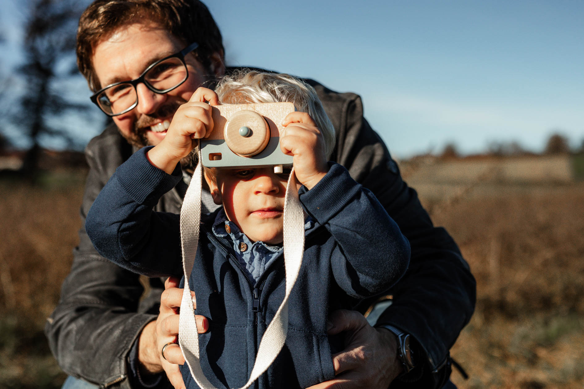 Papa mit Sohn Outdoor im Herbst mit der Lichtzeichnerin Simone Lerner