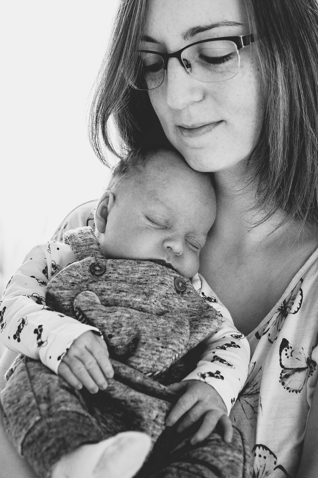 , Familienfotografin Südbayern für echte Momente und Erinnerungen, Babybauch, Familien, Neugeborene durch alle Generationen Neugeborenenfotografie, Babybauchfotografie, Familienfotografie, Newborn Session Pure Babyfotografie die Lichtzeichnerin Homestory Mama mit Sohn
