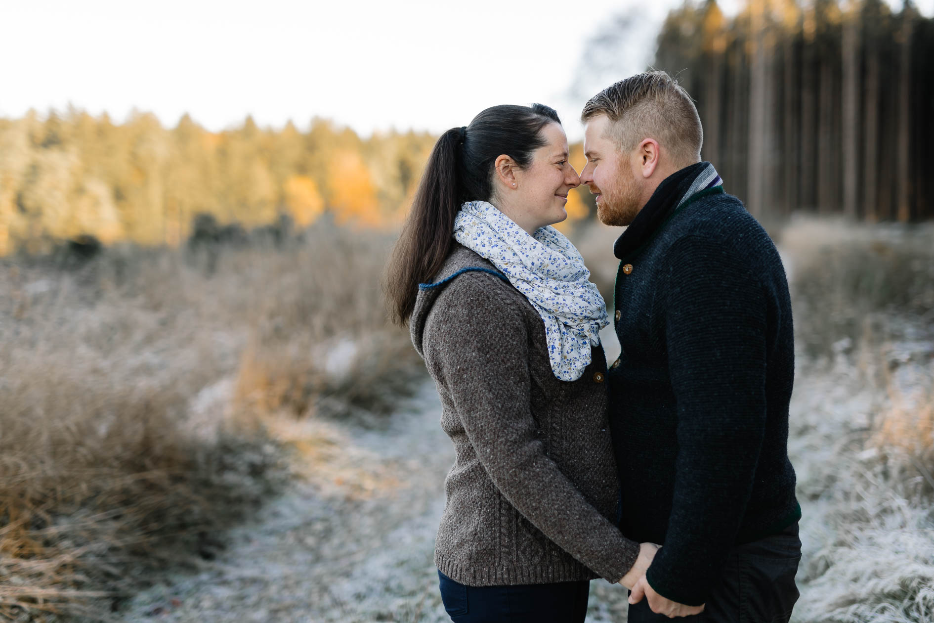 Babybauchfotografie mit Partner Liebe im Bauch Die Lichtzeichnerin unterwegs im eisigen Wald