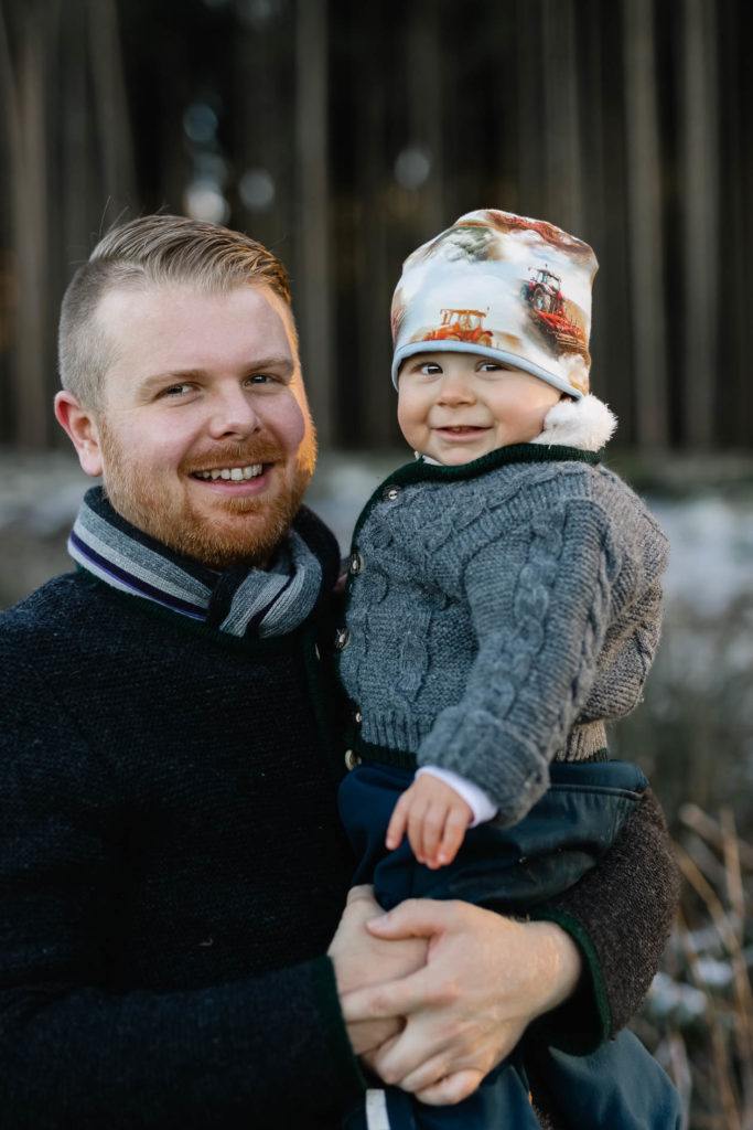 Vater und Sohn beim Familienshooting mit der Lichtzeichnerin Outdoor im Winter