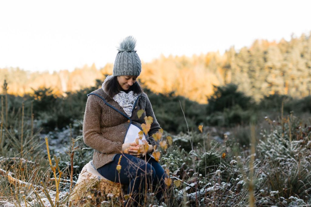 Babybauchfotografie Liebe im Bauch Die Lichtzeichnerin unterwegs im eisigen Wald