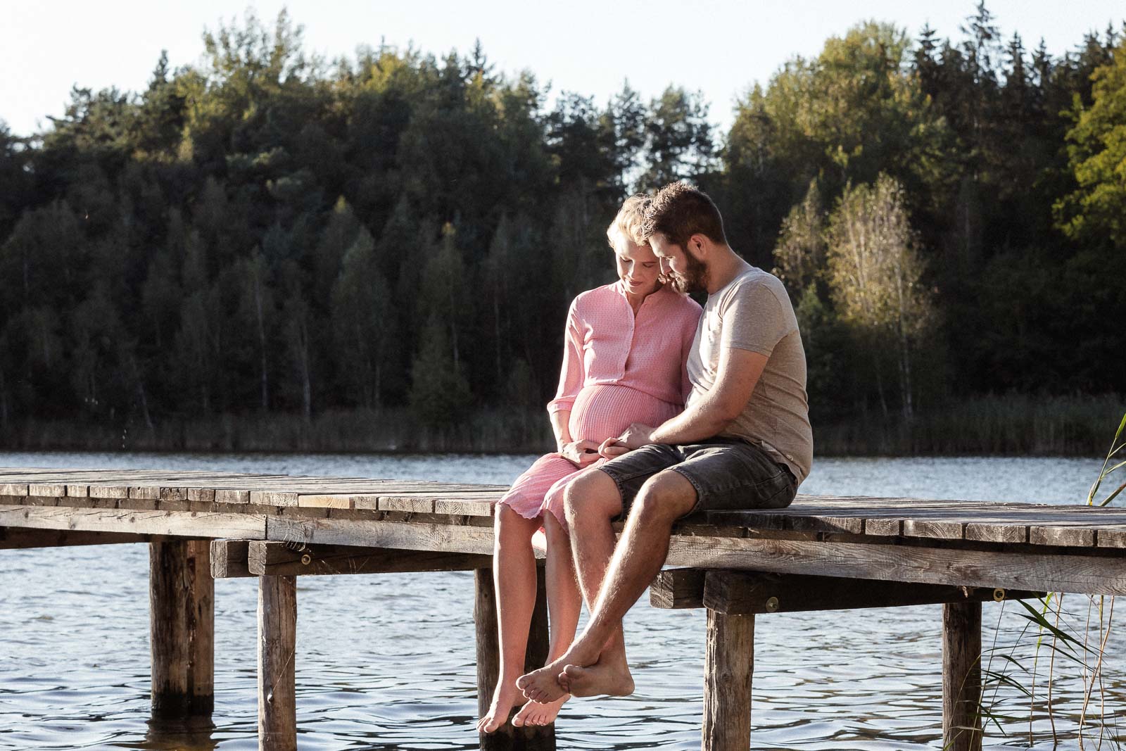 Babybauchbilder am See im Sonnenuntergang