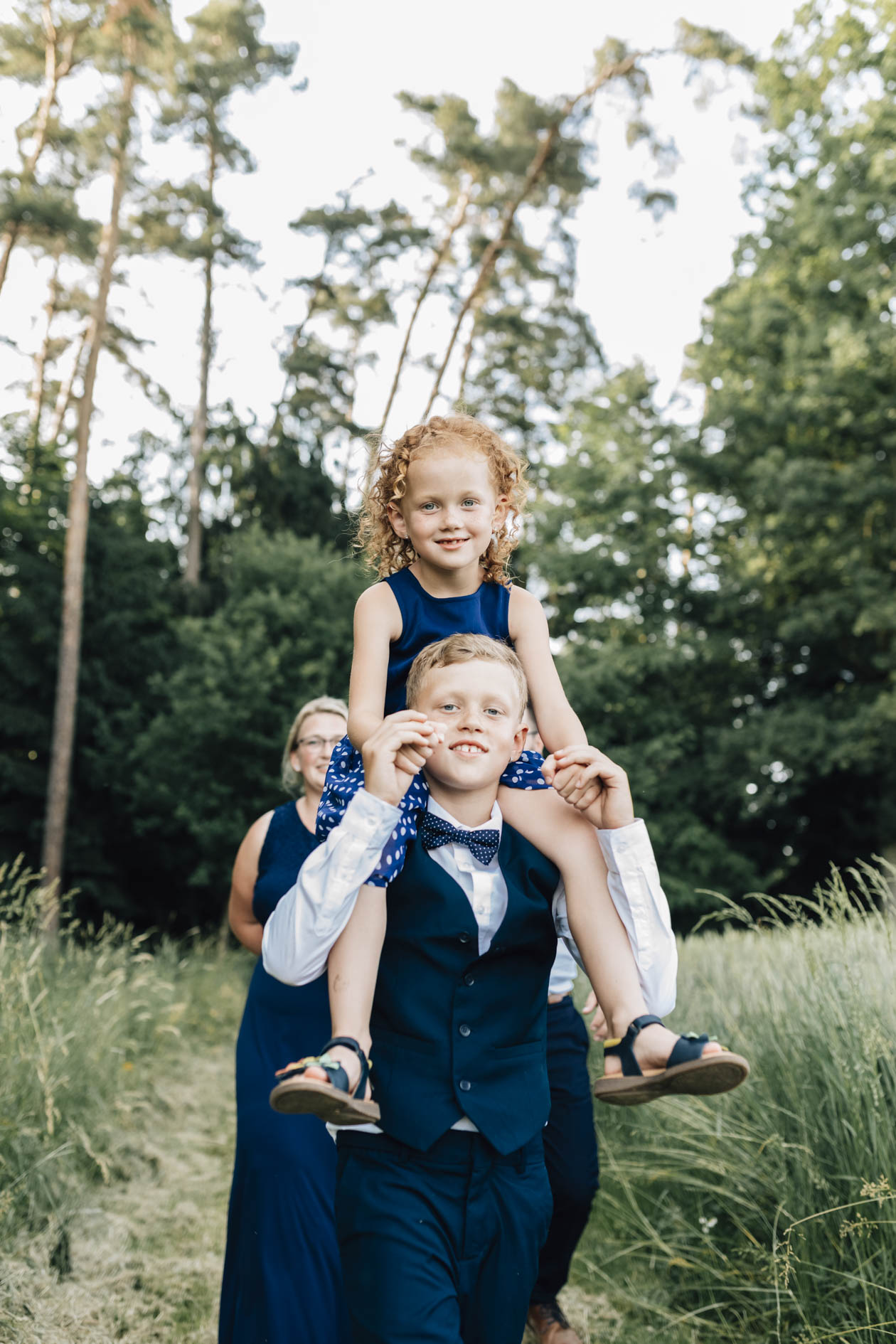 , Familienfotografin Südbayern für echte Momente und Erinnerungen, Babybauch, Familien, Neugeborene durch alle Generationen Neugeborenenfotografie, Babybauchfotografie, Familienfotografie, echte Familienfotografie - FamilienBilder, im Kornfeld und bei euch Zuhause, entspannt und mit viel Spass