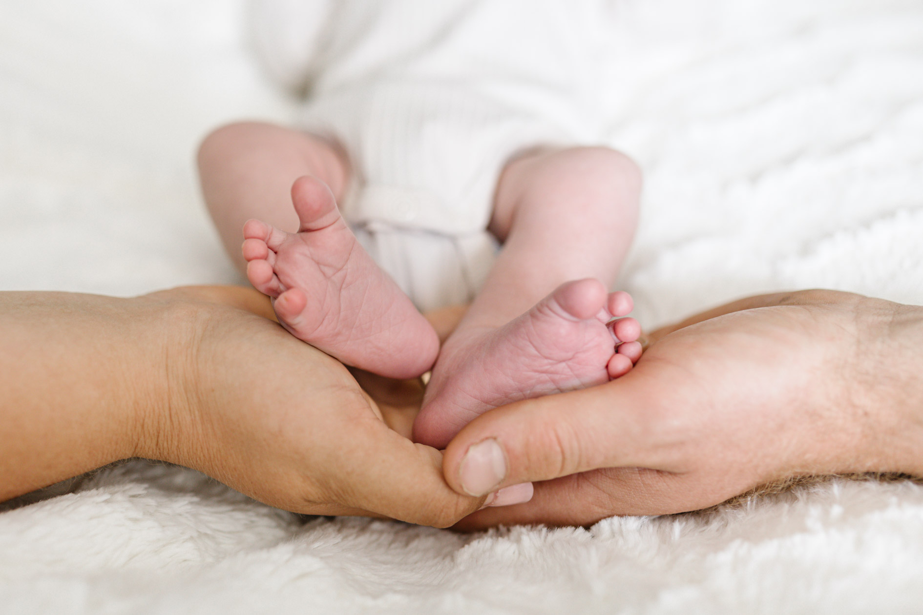 echte Familienfotografie - Neugeborenen Fotografie Zuhause die Lichtzeichnerin Simone Lerner -4, Familienfotografin Südbayern für echte Momente und Erinnerungen, Babybauch, Familien, Neugeborene durch alle Generationen Neugeborenenfotografie, Babybauchfotografie, Familienfotografie,