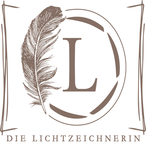 Familienfotografie die Lichtzeichnerin Simone Lerner, Familienfotografin Südbayern für echte Momente und Erinnerungen, Babybauch, Familien, Neugeborene durch alle Generationen Neugeborenenfotografie, Babybauchfotografie, Familienfotografie,