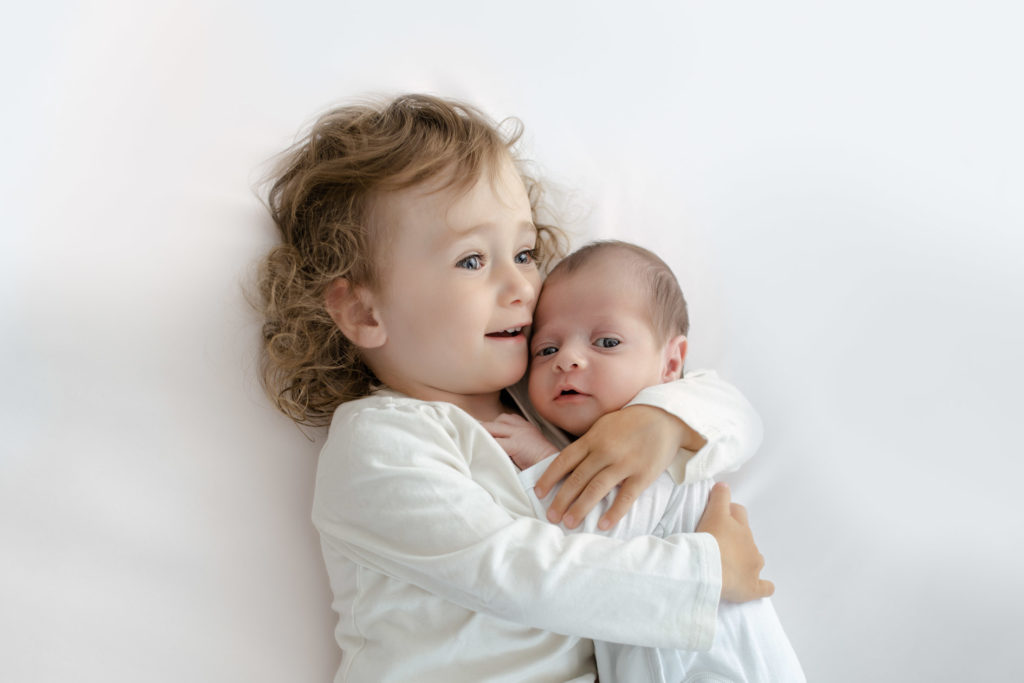 Neugeborenenbilder im Studio, hell, weiss,die Lichtzeichnerin, Familienfotografie, Familienfotografin Südbayern für echte Momente und Erinnerungen, Babybauch, Familien, Neugeborene durch alle Generationen Neugeborenenfotografie, Babybauchfotografie, Familienfotografie,