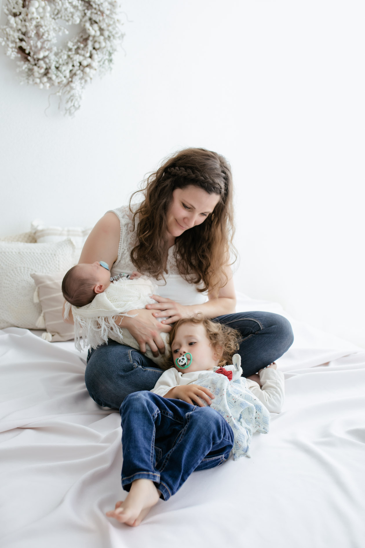 Neugeborenenbilder im Studio, hell, weiss,die Lichtzeichnerin, Familienfotografie, Familienfotografin Südbayern für echte Momente und Erinnerungen, Babybauch, Familien, Neugeborene durch alle Generationen Neugeborenenfotografie, Babybauchfotografie, Familienfotografie,