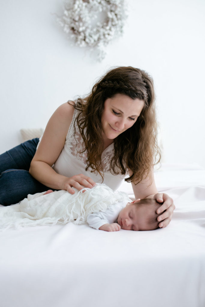 Neugeborenenbilder im Studio, hell, weiss,die Lichtzeichnerin, Familienfotografie, Familienfotografin Südbayern für echte Momente und Erinnerungen, Babybauch, Familien, Neugeborene durch alle Generationen Neugeborenenfotografie, Babybauchfotografie, Familienfotografie,