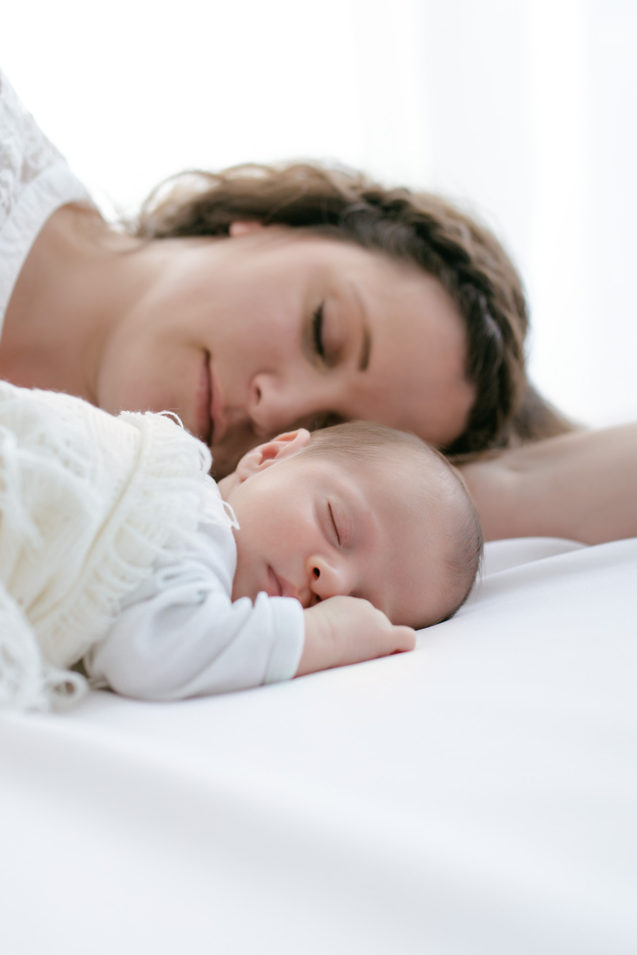 Neugeborenenbilder im Studio, hell, weiss,die Lichtzeichnerin, Familienfotografie, Familienfotografin Südbayern für echte Momente und Erinnerungen, Babybauch, Familien, Neugeborene durch alle Generationen Neugeborenenfotografie, Babybauchfotografie, Familienfotografie,