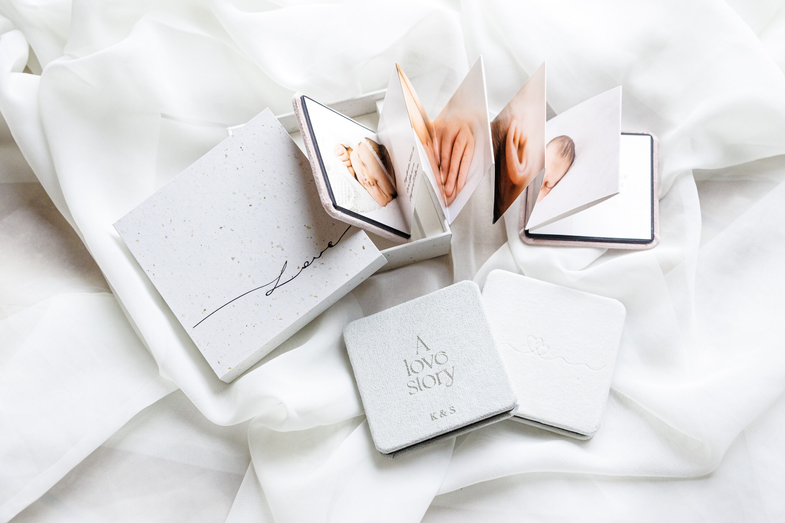 Leporellos, das kleine Fotogeschenk mit großer Wirkung-11 Familienfotografin Südbayern für echte Momente und Erinnerungen, Babybauch, Familien, Neugeborene durch alle Generationen Neugeborenenfotografie, Babybauchfotografie, Familienfotografie Leporellos, das kleine Fotogeschenk mit großer Wirkung Familienfotografin Südbayern für echte Momente und Erinnerungen, Babybauch, Familien, Neugeborene durch alle Generationen Neugeborenenfotografie, Babybauchfotografie, Familienfotografie
