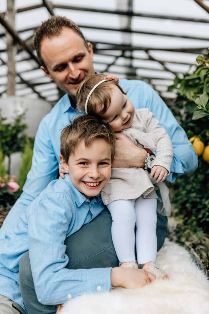 Familienbilder in der Gärtnerei Maier in Oberbrunn, mit der Lichtzeichnerin, Familienfotografin Simone Lerner in Südbayern