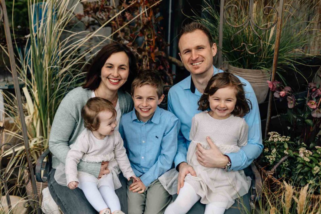 Familienbilder in der Gärtnerei Maier in Oberbrunn, mit der Lichtzeichnerin, Familienfotografin Simone Lerner in Südbayern