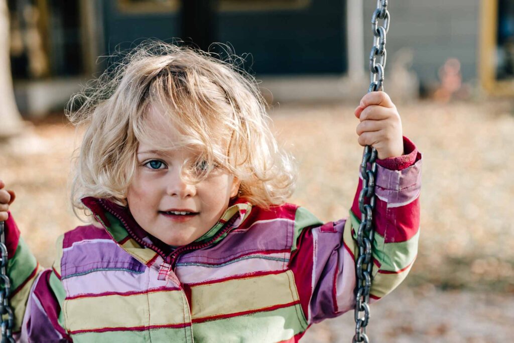 natürliche Kindergartenfotografie im Garten, echt und ungestellt, die Lichtzeichnerin Simone Lerner (11 von 15)